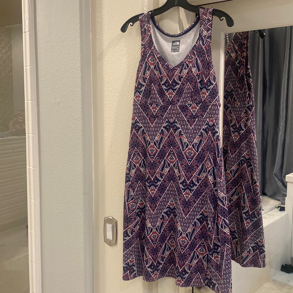 The North Face flattering Flared dress. Stretchy material. Band at rib cage.